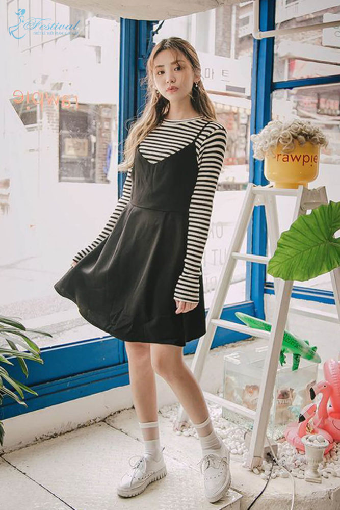 Phối đồ với váy hai dây phù hợp với mùa thu - Ảnh 3