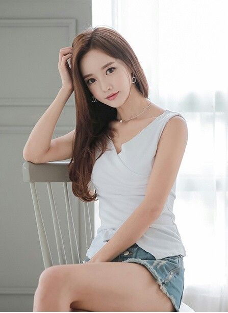 Áo kiểu sát nách + Chân váy jean