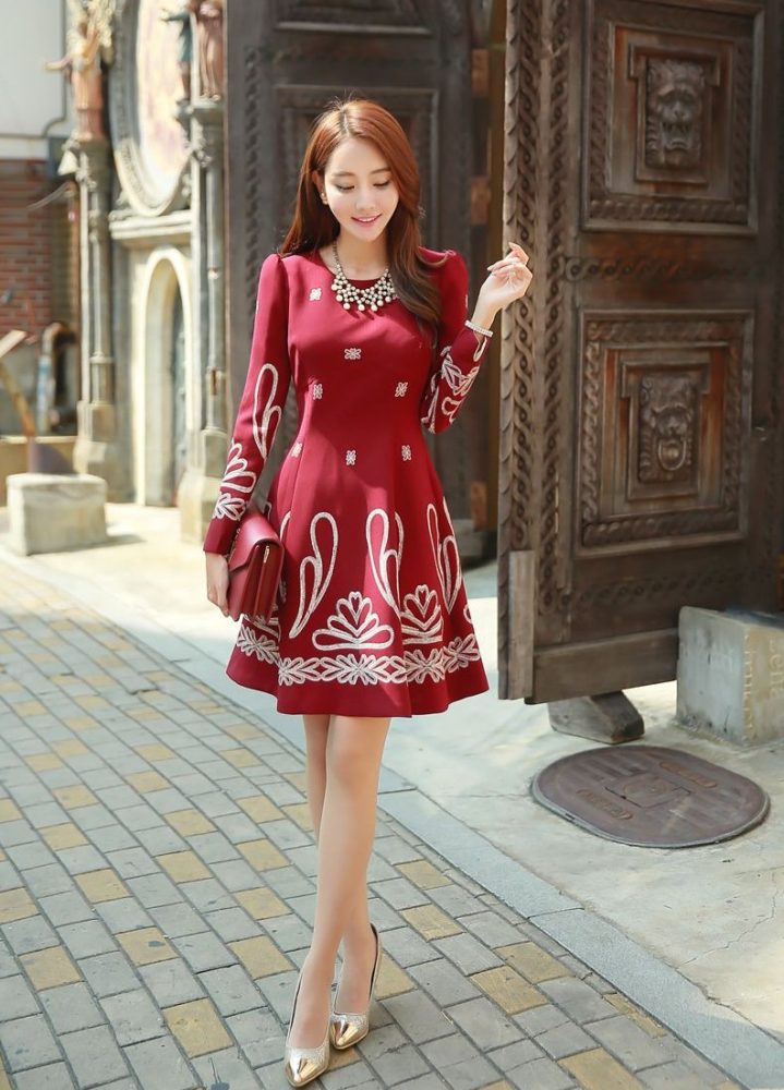 Sắc màu tươi mới làm nổi bật chiếc đàm xòe nơi công sở