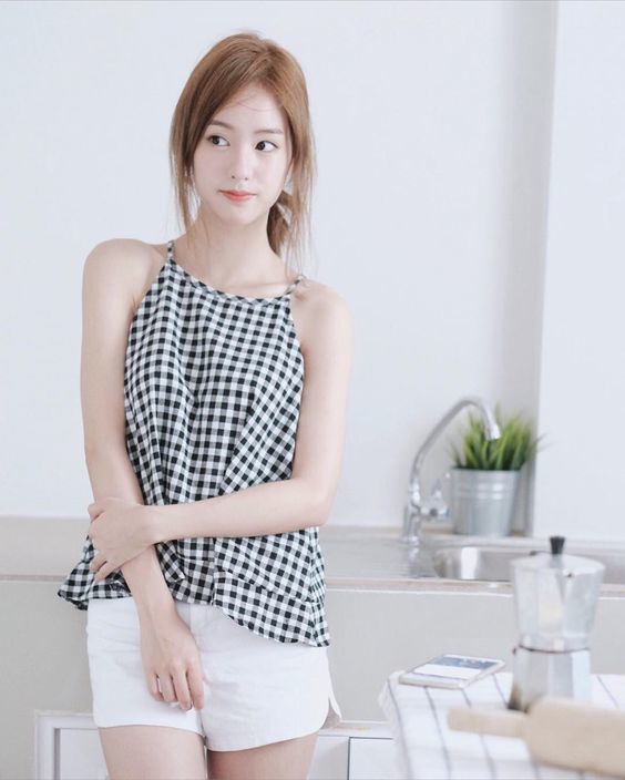Tuyệt chiêu diễn như không diễn khi nhìn về một hướng khác thay vì nhìn thẳng vào camera khi chụp hình selfie