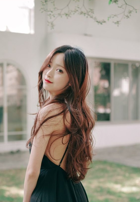 Thẳng lưng và quay đầu lại khi chụp hình selfie