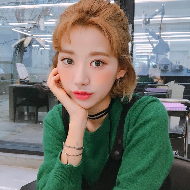 Chống cằm suy tư khi chụp hình selfie - Ảnh 2