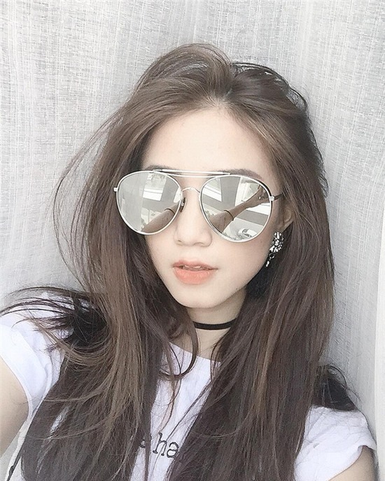 Chụp với kính cho bức hình thêm cool ngầu khi chụp hình selfie - Ảnh 1