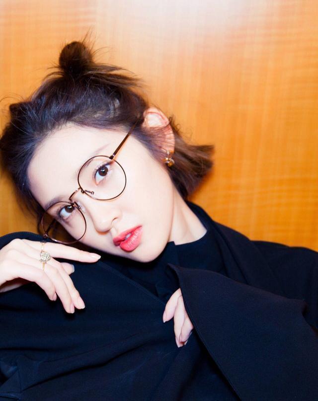 Chụp với kính cho bức hình thêm cool ngầu khi chụp hình selfie - Ảnh 2