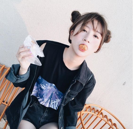 Tinh nghịch với đồ ăn khi chụp hình selfie