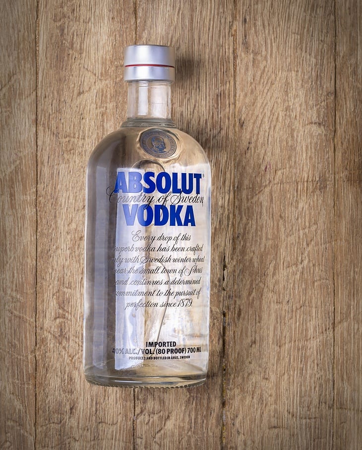 Mẹo tẩy trắng quần áo với rượu vodka