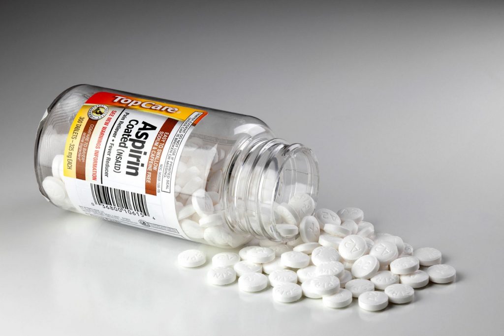Mẹo tẩy trắng quần áo với aspirin