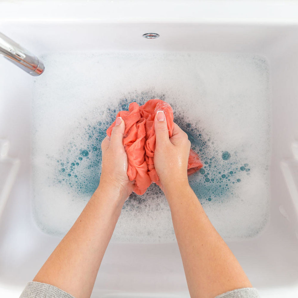 không nên vắt quá mạnh tay sẽ khiến áo bị nhăn và mất công ủi lại