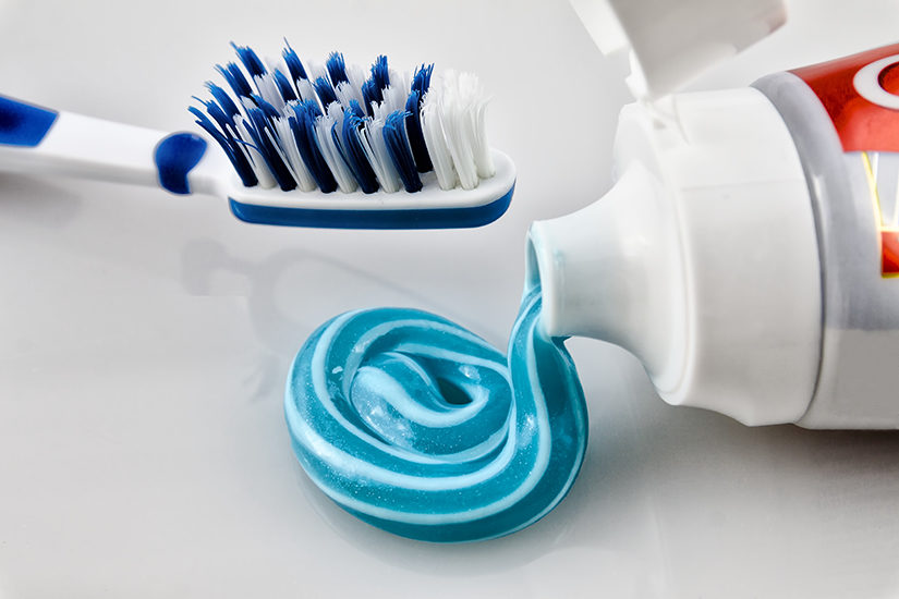 Mẹo tẩy trắng quần áo với kem đánh răng