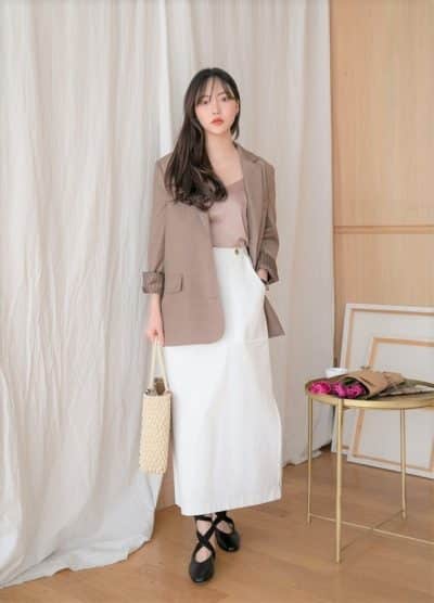 Bạn có thể kết hợp với nhiều màu trung tính khác như trắng, đen, xám, vừa chỉn chu vừa thời trang mà không quá nổi bật.