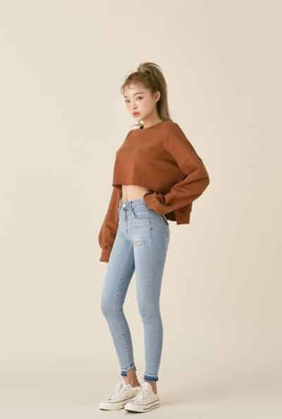 Croptop nâu cùng jean cạp cao cá tính và năng động lắm luôn nè