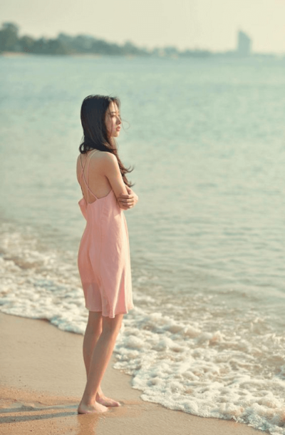 Đẹp mong manh với váy voan mỏng hở lưng - Ảnh 1