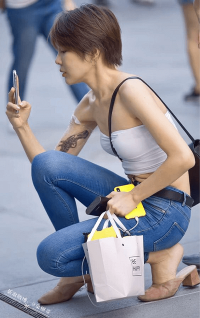 Không chỉ sexy mà còn cá tính với áo croptop ngang khoe tấm lưng trần trắng nõn nà