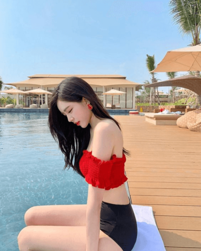 Phô trọn thân hình thon thả khi kết hợp áo croptop ngang lưng nhiều màu sắc cùng với quần jean
