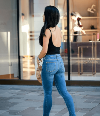 Quý cô sành điệu khi diện áo thun 2 dây khoét lưng dạo phố - Ảnh 1