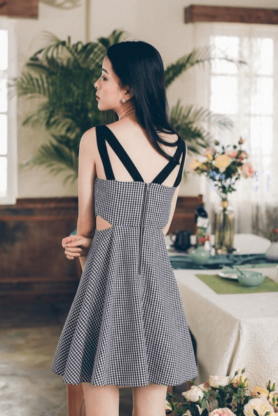 Những chiếc đầm xòe như này sẽ giúp các nàng khoe khéo tấm lưng trần mịn màng của mình nhé - Ảnh 1