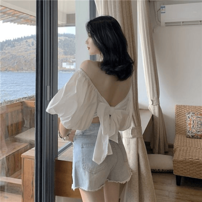 Chiếc áo trắng quây tay bồng hở lưng đã tôn lên "nét đẹp tinh khôi" cho người mặc