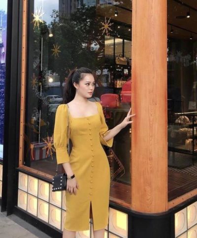 Đầm cổ vuông tay lỡ dáng phồng và phần váy suông toát lên vẻ kiêu sa