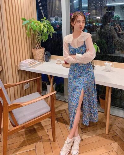Đầm hoa xẻ lệch phối với áo sơ mi chất xuyên thấu cực kỳ phong cách