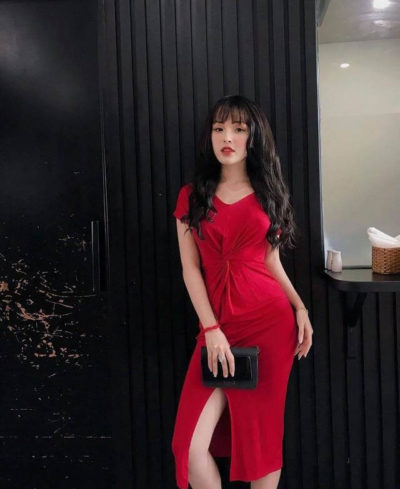 Đầm midi xoắn nhúng eo thêm kiểu cách cho nàng tóc xoăn là hợp lắm luôn í