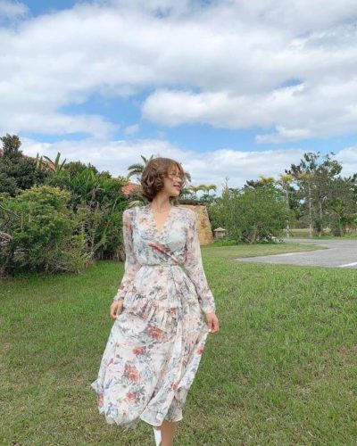 Đầm hoa cổ bắt chéo tay dài thật thơ mộng