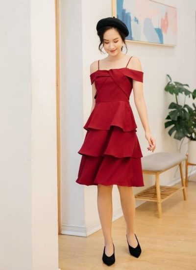 Sang trọng với đầm đỏ dây trễ vai cộng với nhiều tầng xòe