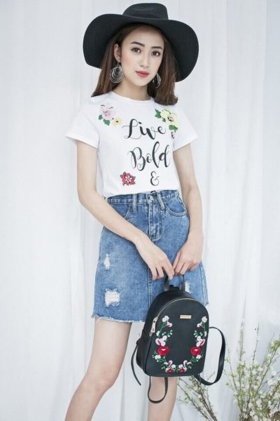 Chân váy Jean rách sáng màu mix với áo phông trắng - kiểu mix đơn giản mà lại trẻ trung - Ảnh 2