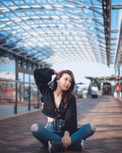 Mix quần jean rách gối cùng croptop tay phồng
