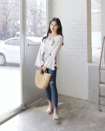 Mix quần jeans rách gối cực ăn ý với áo sơ mi thêu hoa
