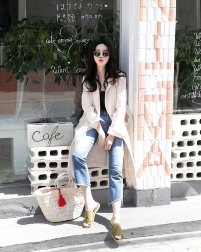 Đơn giản nhưng nổi bật với quần jeans rách ống cùng áo blazer