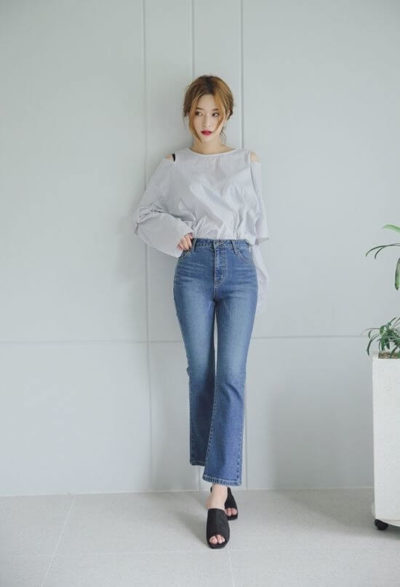 Nhẹ nhàng nhưng rất tinh tế với jeans và áo hở vai