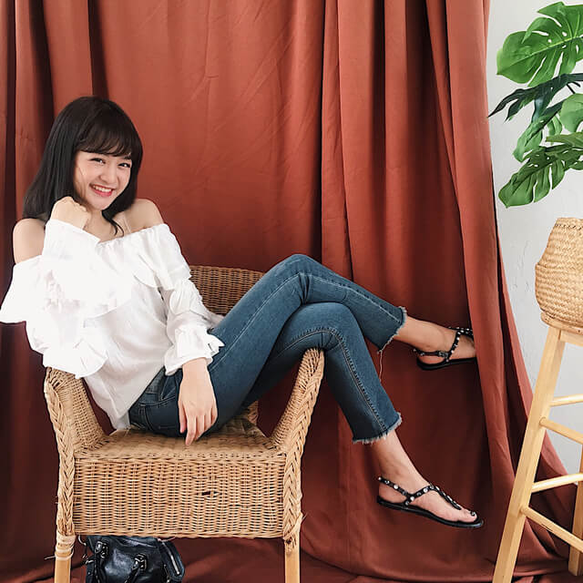Hay quần jean 9 tấc hot trend và áo trễ vai, đơn giản mà hiệu quả