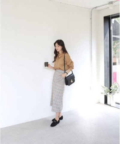 Mix đồ thanh lịch cùng chân váy midi và áo sơ mi