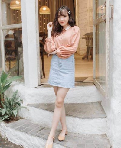 Áo sơ mi tay bồng cùng chân váy jeans