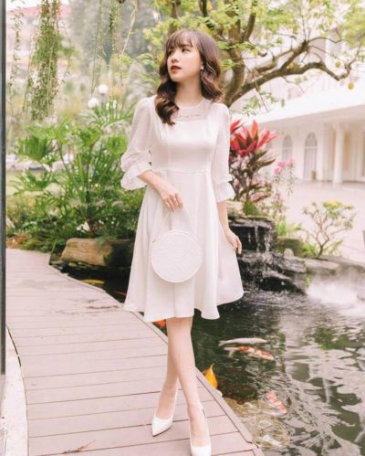 Đầm voan trắng xếp ly tay nhún