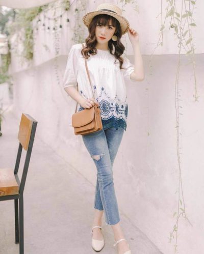 Áo họa tiết cùng quần jeans