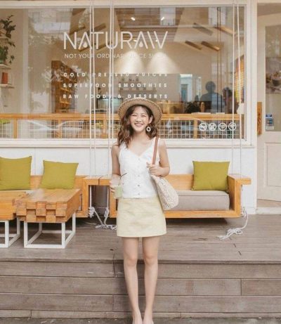 Áo hai dây và chân váy ngắn là lựa chọn hoàn hảo