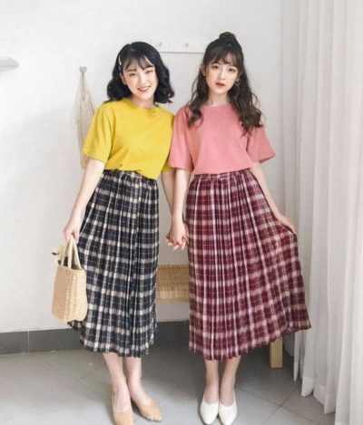 Những chiếc áo thun màu sắc cùng chân váy caro