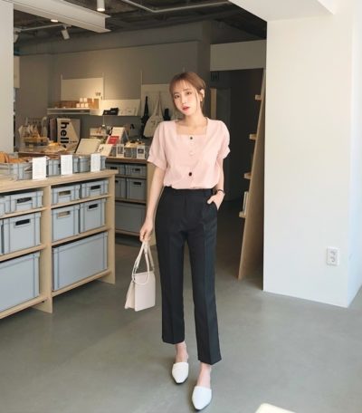 Áo sơ mi hồng cổ vuông + quần baggy thanh lịch