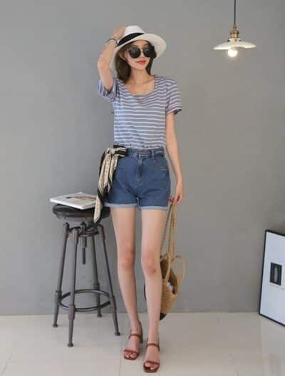 Áo phông xanh kẻ ngang cổ vuông + quần short jean trẻ trung