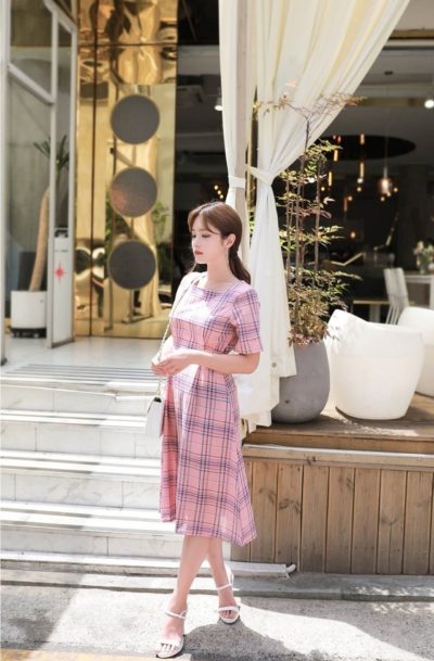 Váy caro hồng cổ vuông xinh quá luôn