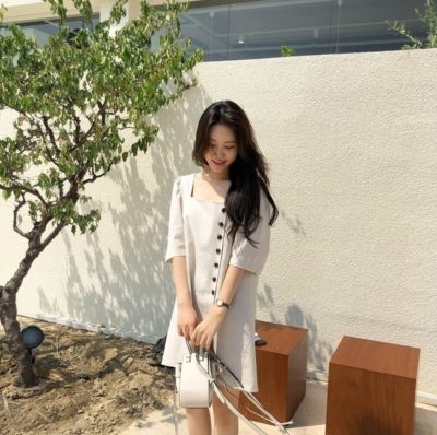 Váy trắng cúc bên cổ vuông thanh lịch