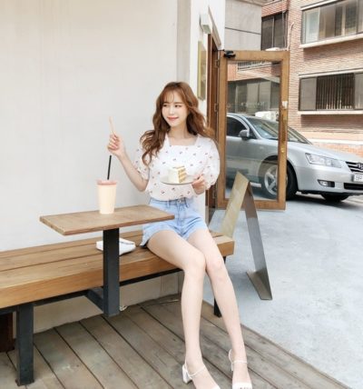 Áo sơ mi hoa trắng cổ vuông + quần short jean xinh quá