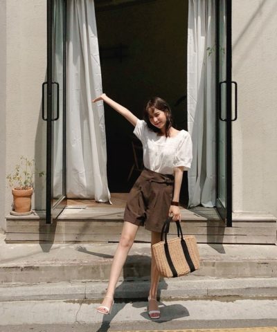 Áo sơ mi trắng cổ vuông + quần short ngắn nâu xinh quá nha