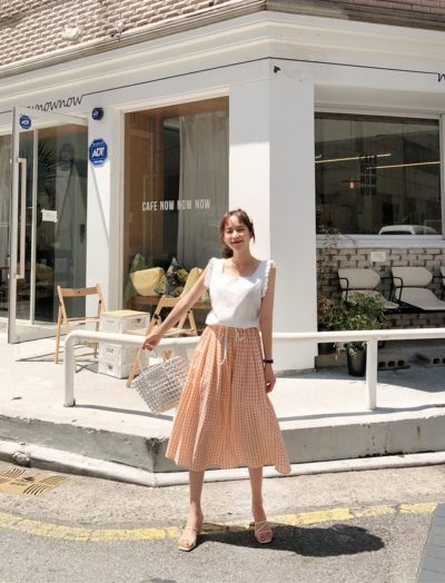Áo sơ mi trắng sát nách cổ vuông + chân váy xòe caro