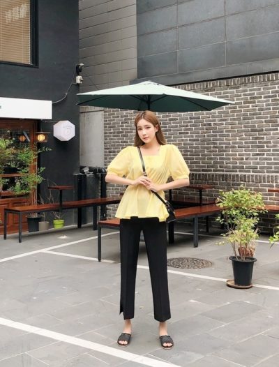 Áo sơ mi vàng cổ vuông + quần đen ống đứng