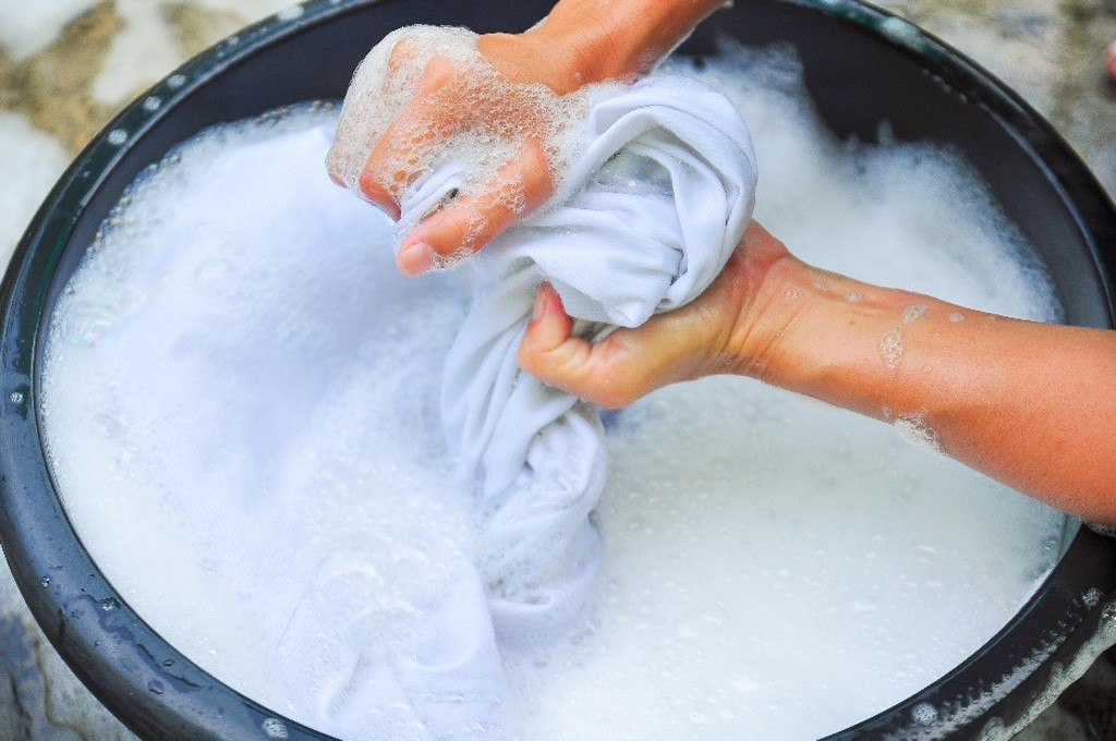 5 Mẹo tẩy trắng quần áo bị dính màu tại nhà đơn giản, hiệu quả