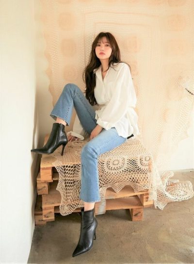 Vẫn cứ thích mặc sơ mi cùng quần jean, lần này khác biệt ở chi tiết thắt lưng