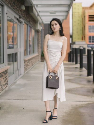 Váy hai dây dáng midi là item cực phóng khoáng có khả năng tuyệt vời giúp các nàng giấu đi tuổi thật của bản thân.