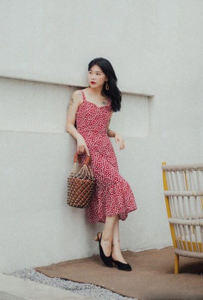 Các mẫu váy hai dây với thiết kế nhấn hay ôm nhẹ phần eo sẽ làm tốt hơn cả nhiệm vụ tôn lên vóc dáng người diện.